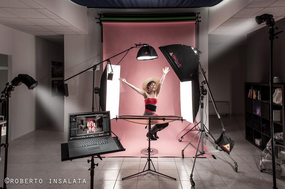 Photography lighting. Освещение в фотостудии. Расстановка освещения в фотостудии. Свет для домашней фотостудии. Фотостудия расстановка света.