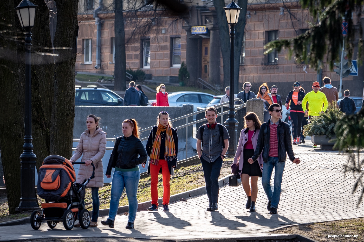 Говорят горожане. Люди на улице города. Города в лицах людей. Люди в городе. Люди в городе весной.